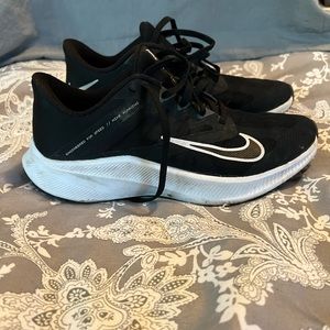 Nike Quest 3 Black Running Shoes size 7.5